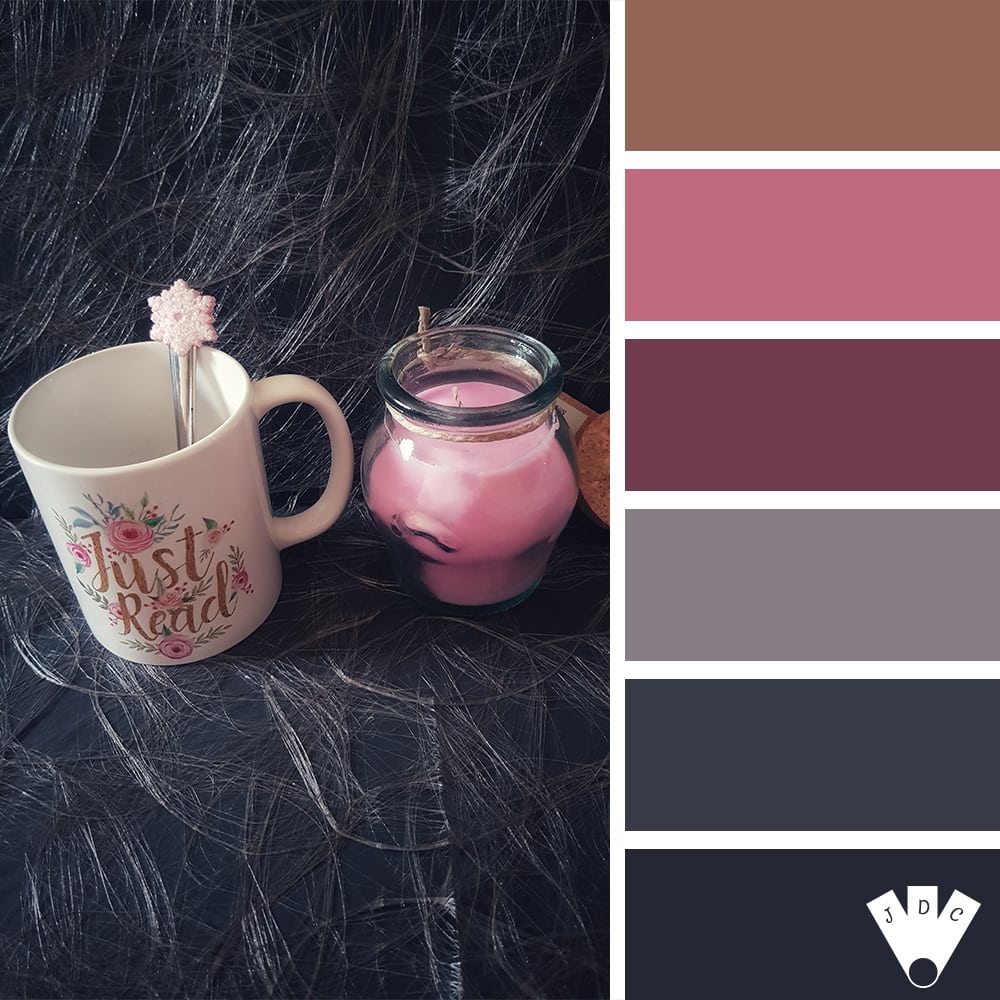 Color palette d'une photo avec un muc et une bougie, le tout dans les tons rosés