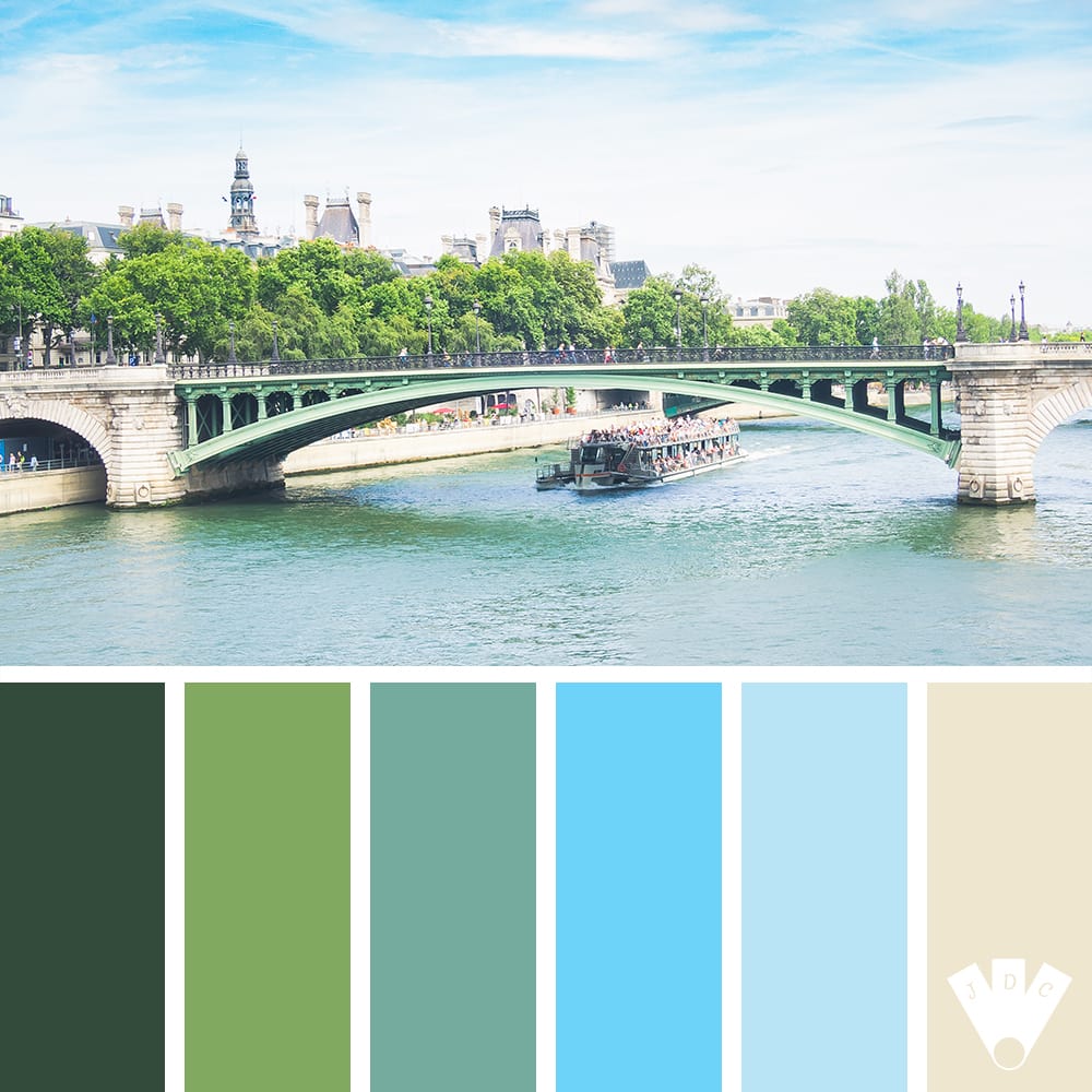 Un bateau-mouche sur la seine dans la ville de Paris