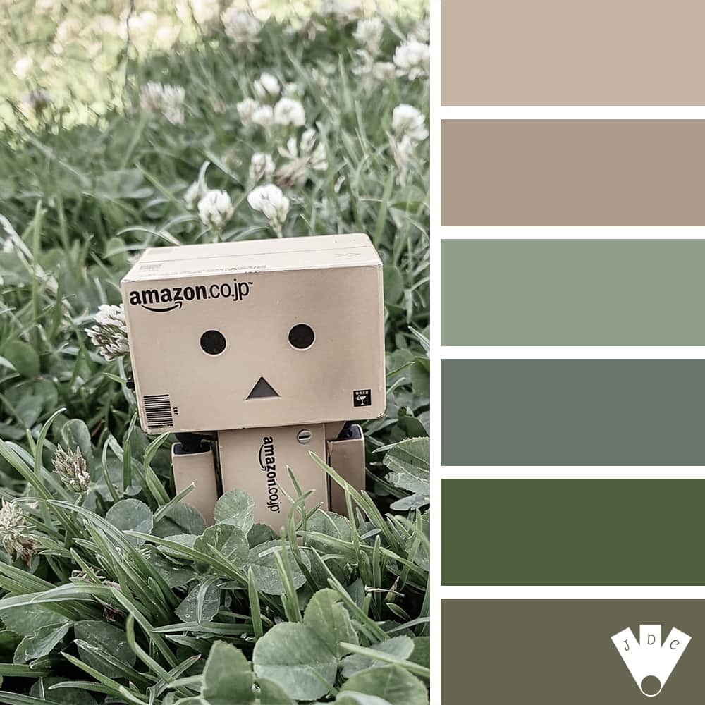 Color palette d'une photo avec Danbo au milieu de l'herbe