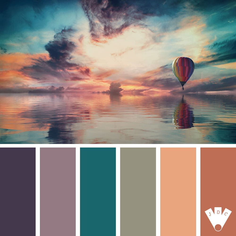 Color palette d'une montgolfière entre ciel et mer