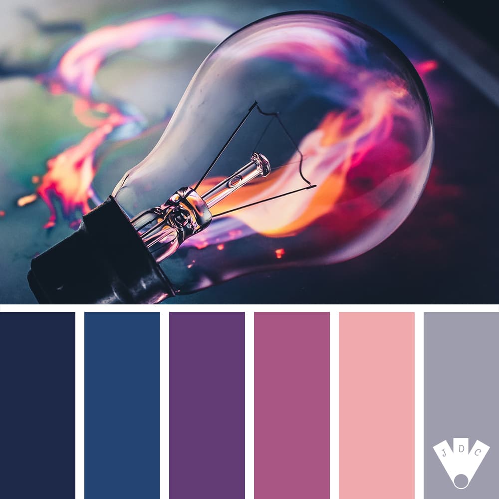 Color palette sur journal des couleurs d'une ampoule dans les tons rose violet