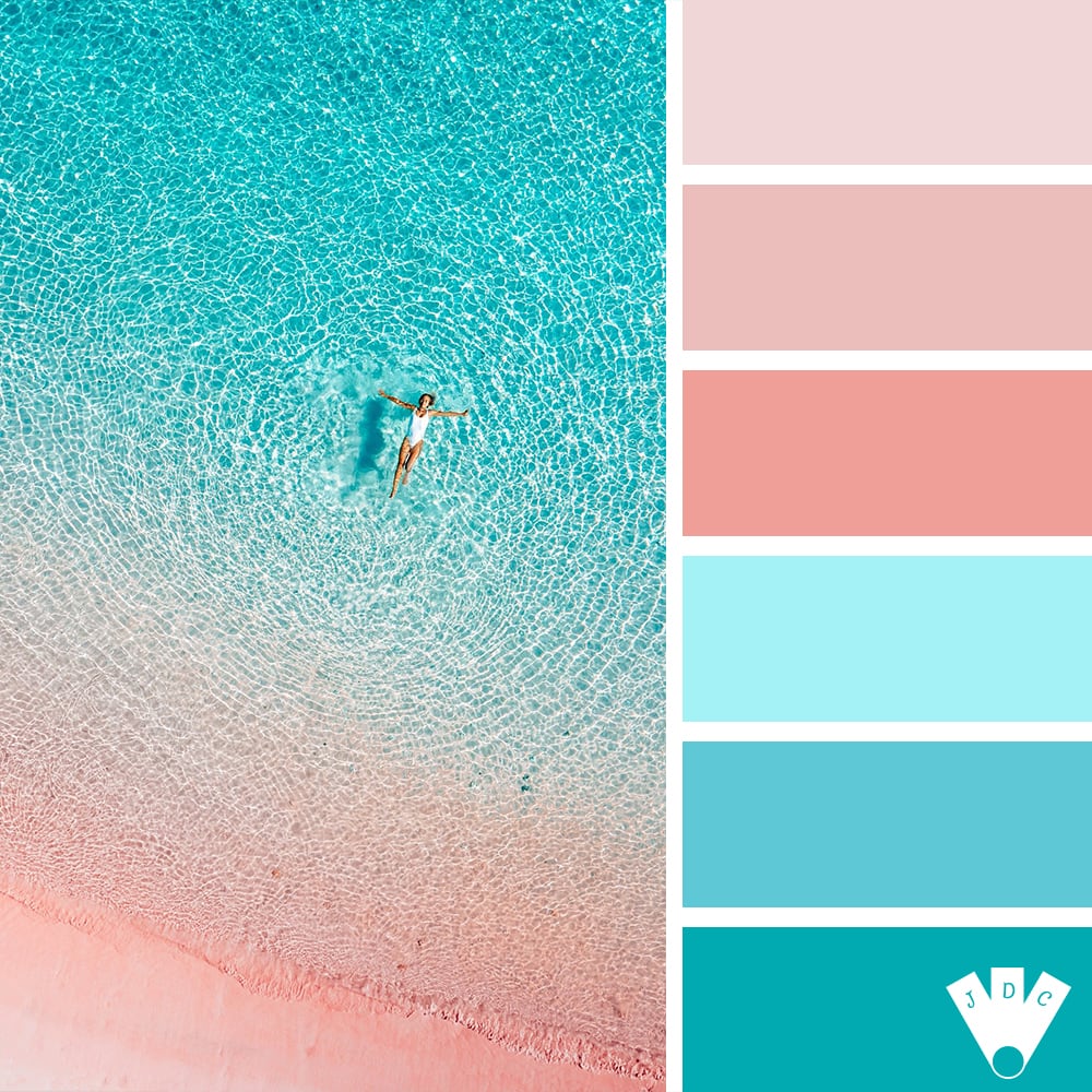 Color palette à partir d'une photo de plage rose et de mer bleu