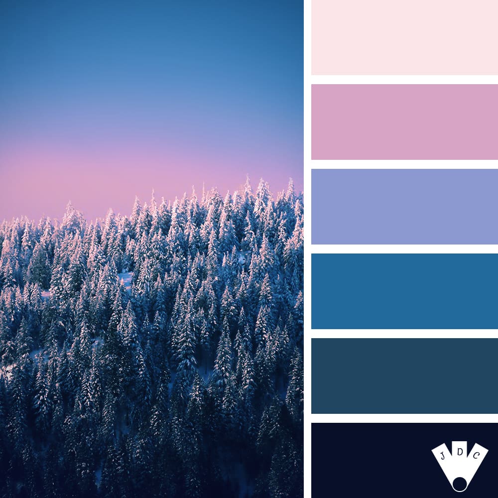 Color palette à partir d'une photo d'arbres en montagne avec un ciel bleu et rose.