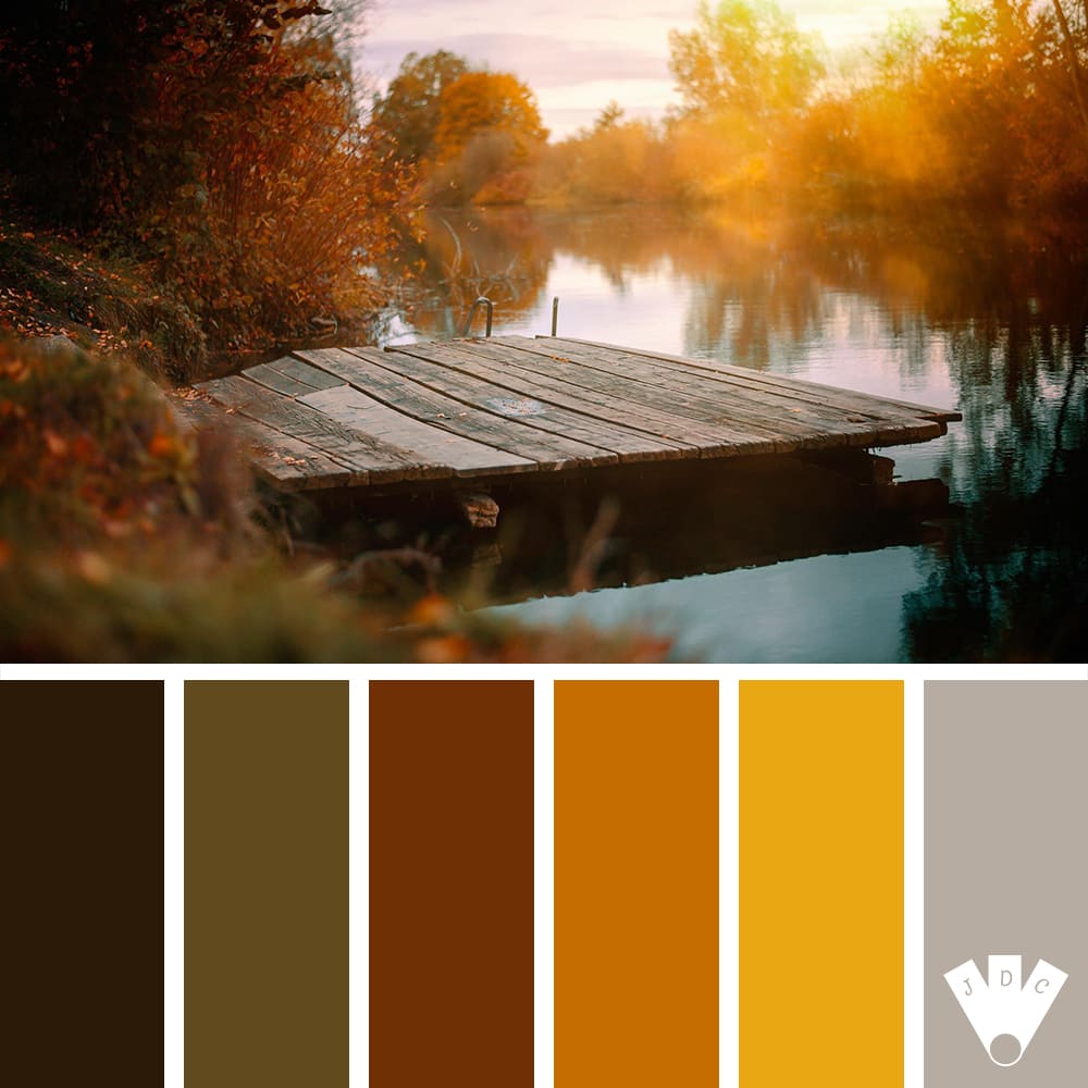 Color palette à partir d'une photo d'un ponton en bois au bord d'un lac entouré d'arbres aux couleurs de l'automne