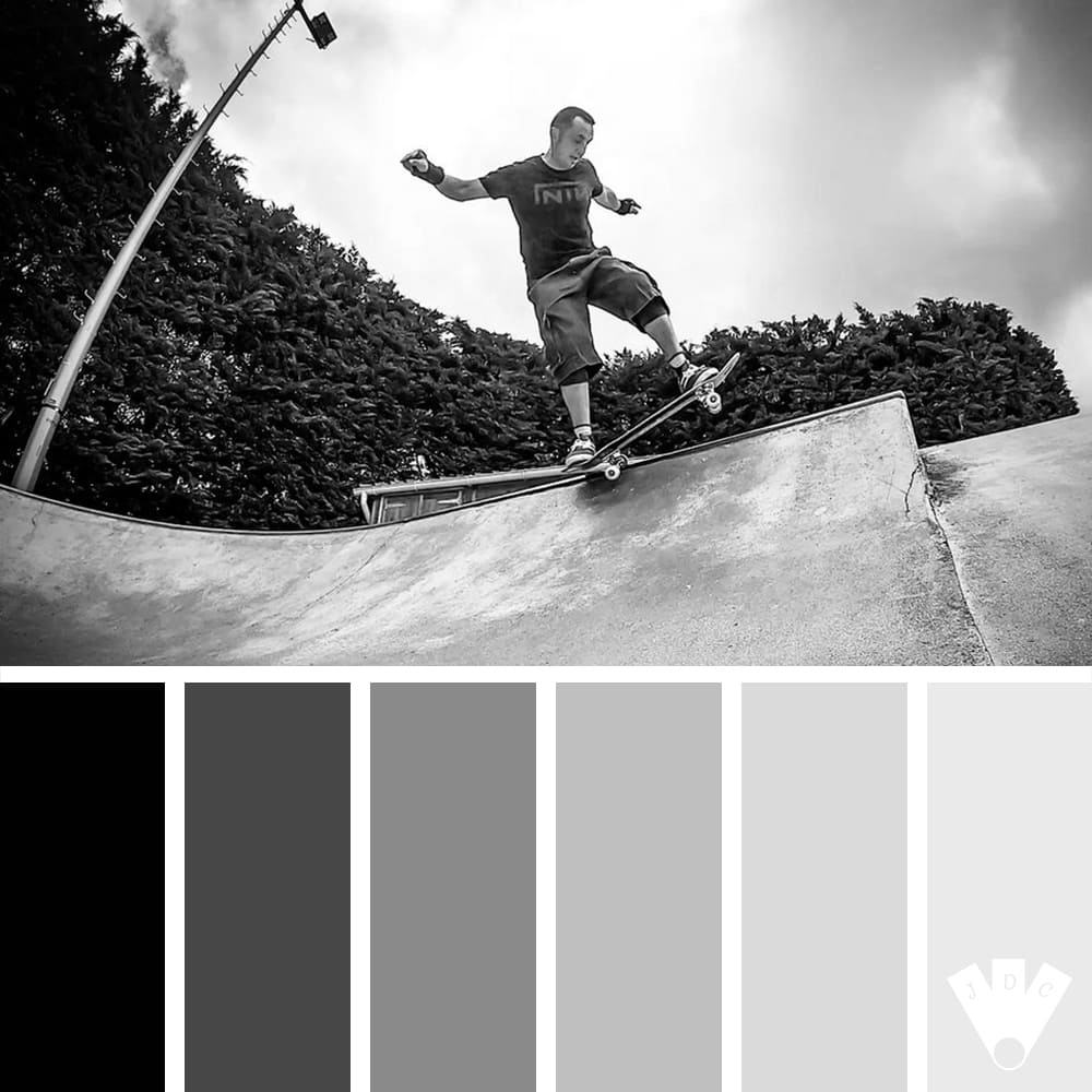 Color palette à partir d'une photo d'un homme faisant du skateboard par le photographe Christophe Carré.