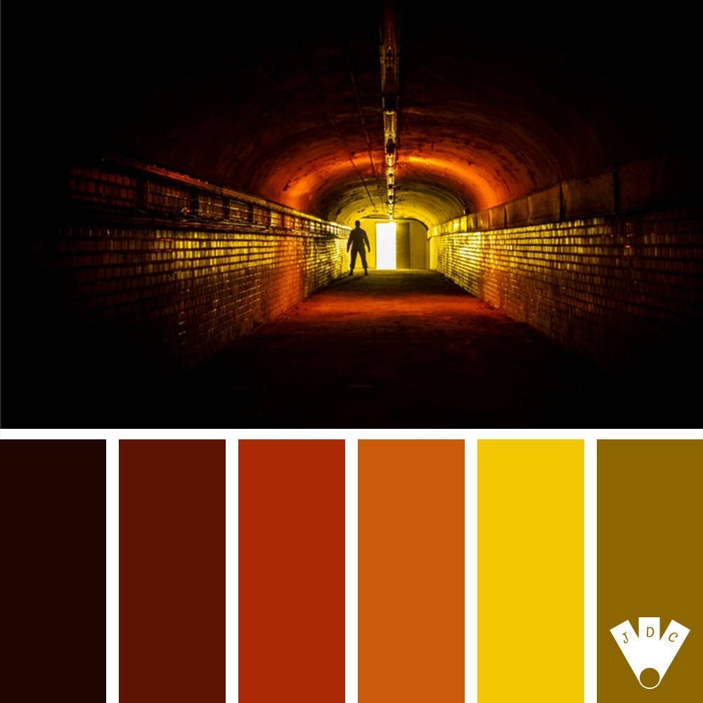 Color palette à partir d'une photo d'un souttérain éclairé de jaune et orange avec un personne au fond du tunnel. Par le photographe Christophe Carré.