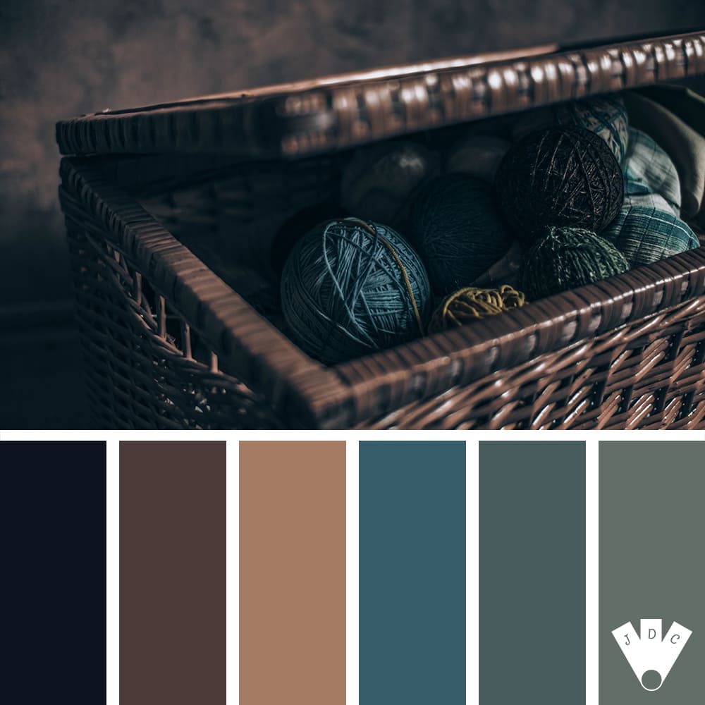 Color palette à partir d'une photo d'un panier en osier avec des pelotes de laines vertes et marron.