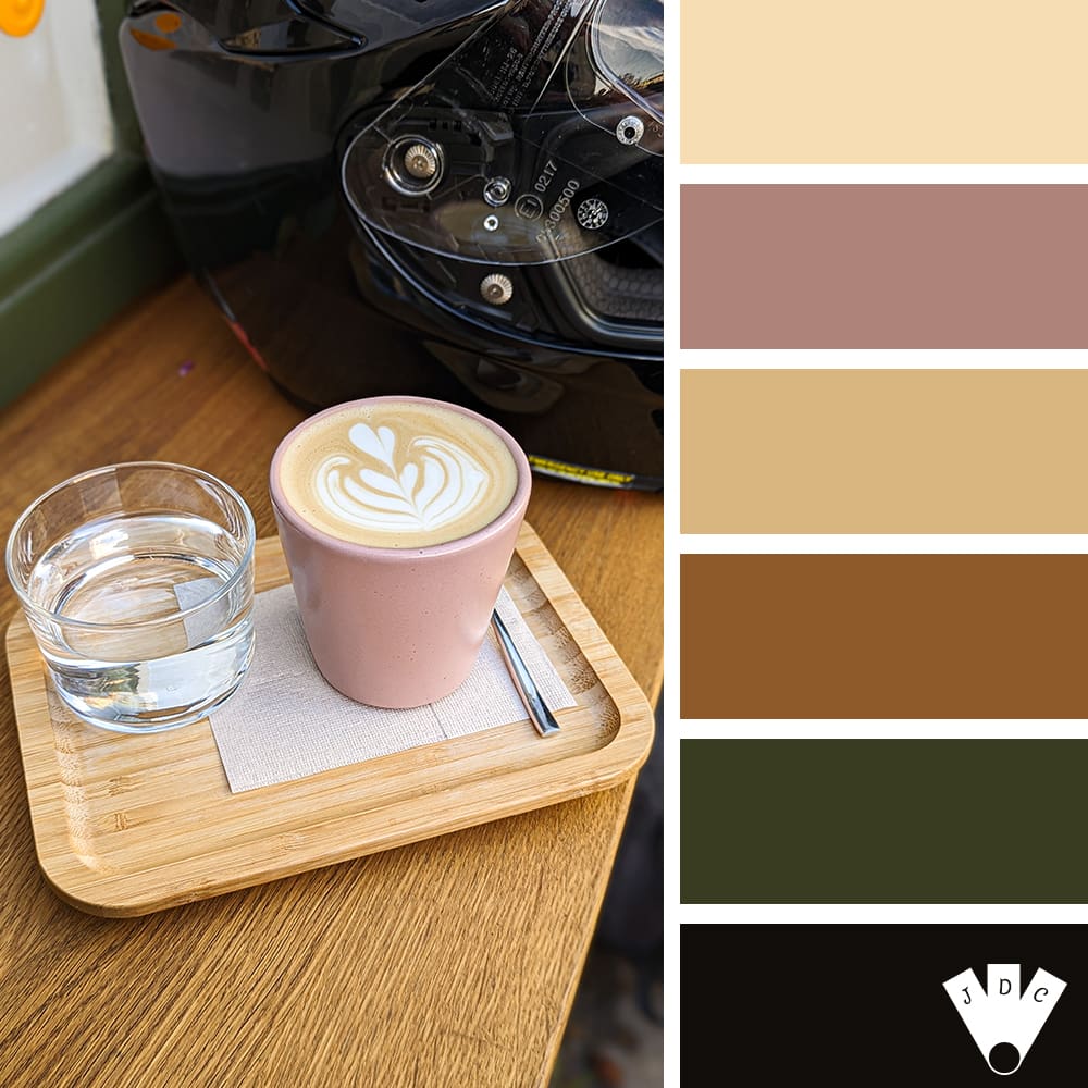 Color palette à partir d'une photo d'un casque de moto posé sur une table et d'une tasse de café avec un verre d'eau.