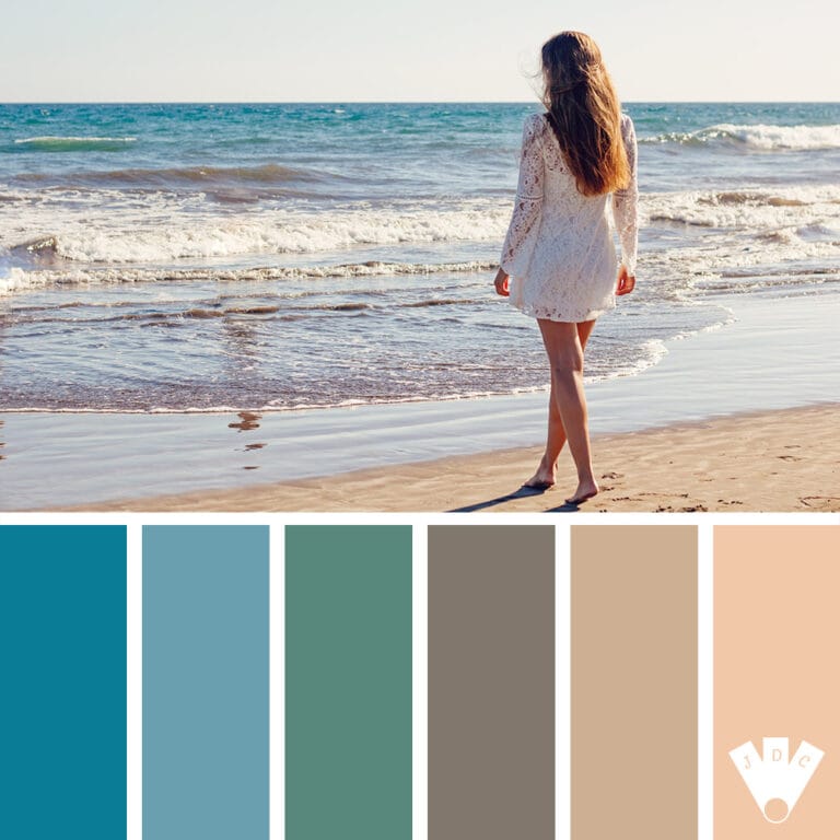 Color palette d'une jeune femme à la plage