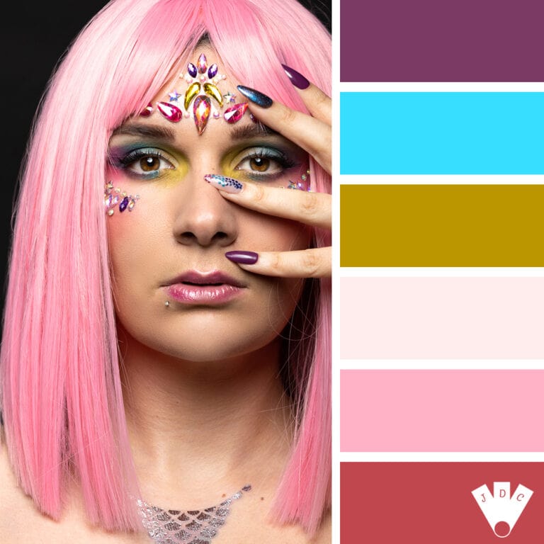 Color palette d'une photo d'une modèle au cheveux rose avec un maquillage et des strass par le photographe Oui Oui photos