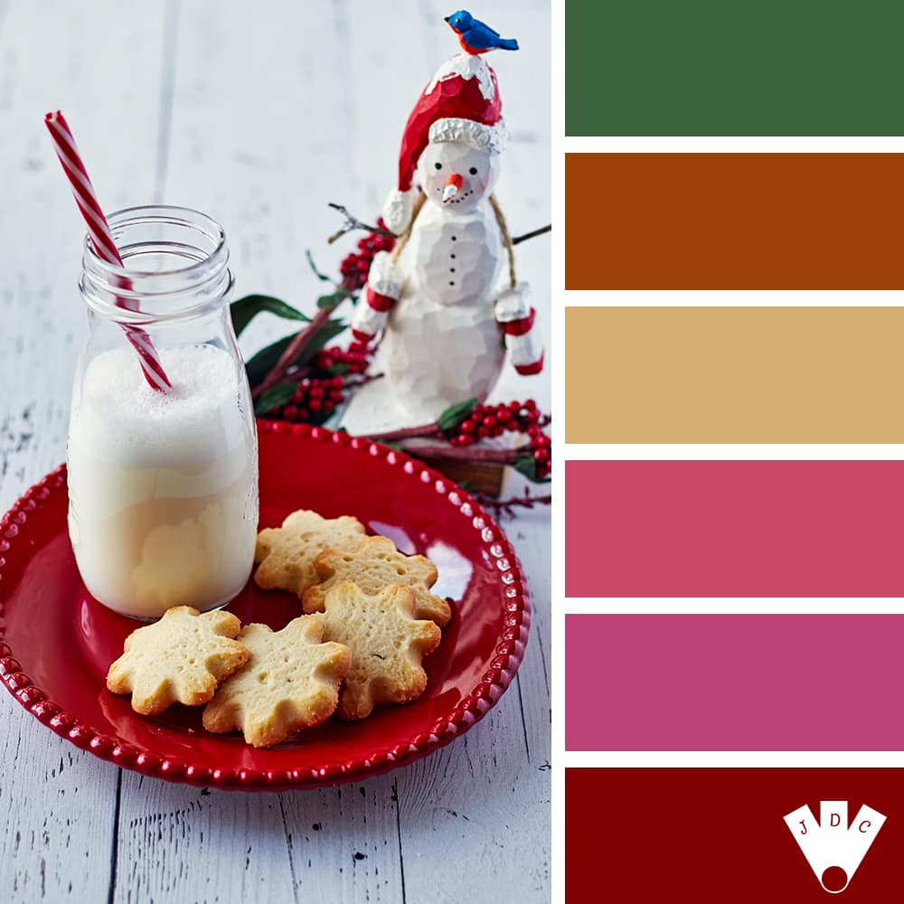 color palette d'une photo avec une bouteille de lait, des cookies, une assiette rouge, et un bonhomme de neige en décoration.