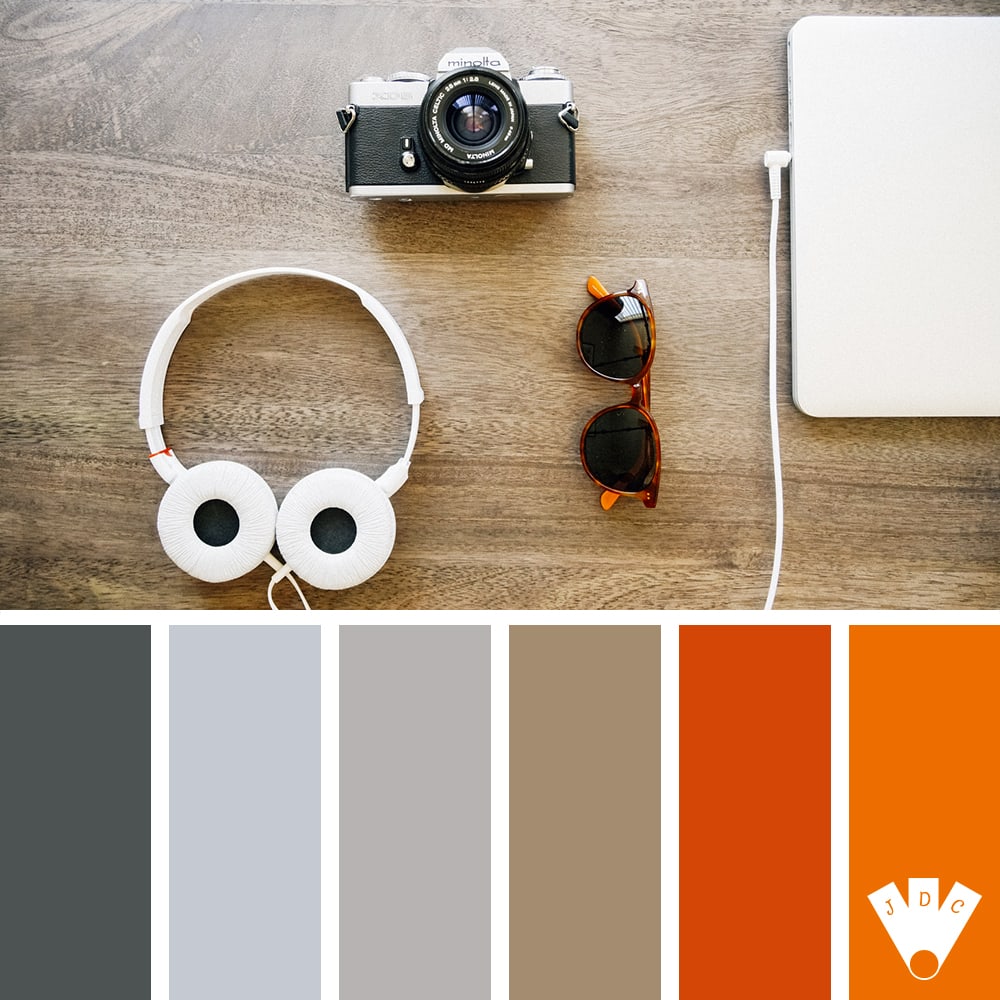 Color palette à partir d'une photo avec un ordinateur, un casque audio, une paire de lunette, un appareil photo.