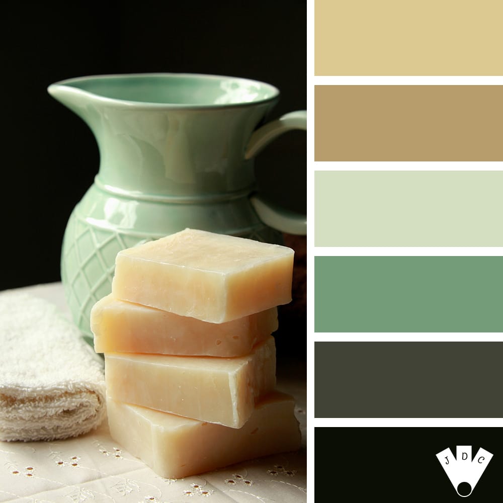 color palette à partir d'une photo de savon avec un pichet vert sur une nappe en dentelle