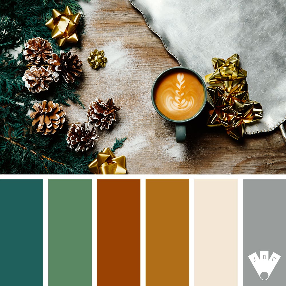 Color palette à partir d'une photo d'une tasse de café sur une table avec des décorations de Noël