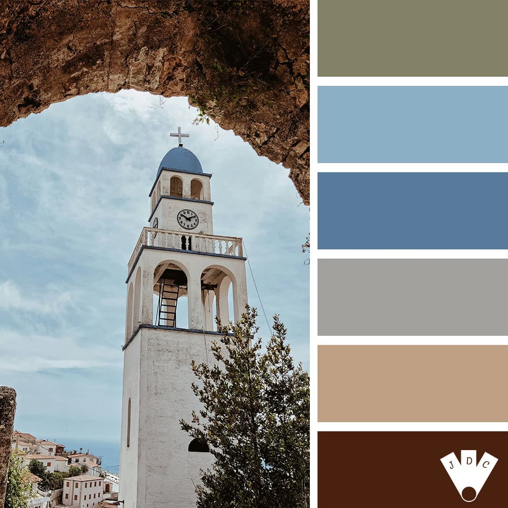 Dhërmi en Albanie avec une palette de couleurs inspirée de l’architecture méditerranéenne.