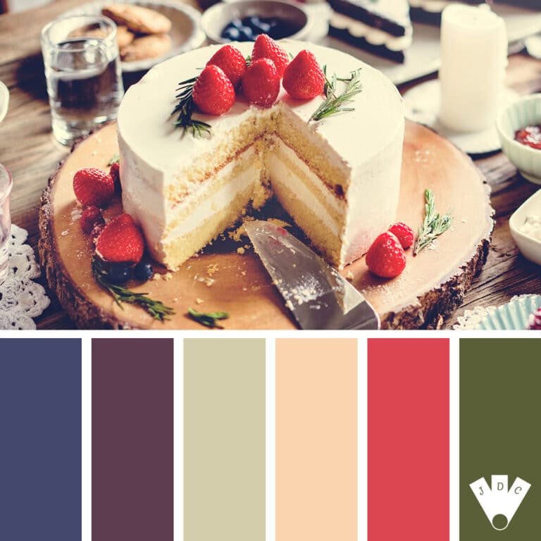 Gâteau à la fraise avec une palette de couleurs inspirée de la pâtisserie.