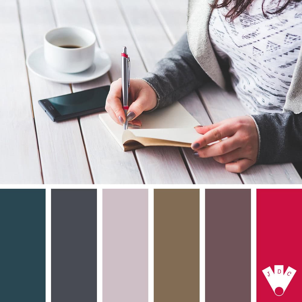 Femme écrivant dans un carnet avec un café, palette de couleurs douces et contrastées.
