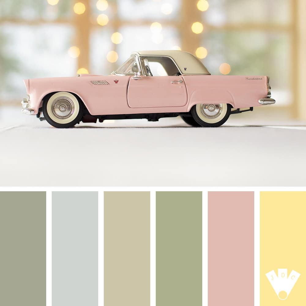 Ford Thunderbird rose pastel, voiture vintage des années 50, sur fond lumineux doux.