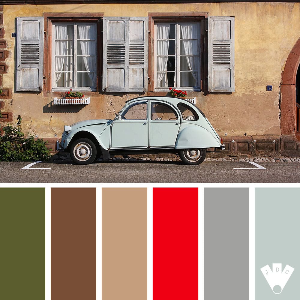 Citroën 2CV garée devant une façade ancienne, palette de couleurs vintage et chaleureuse.