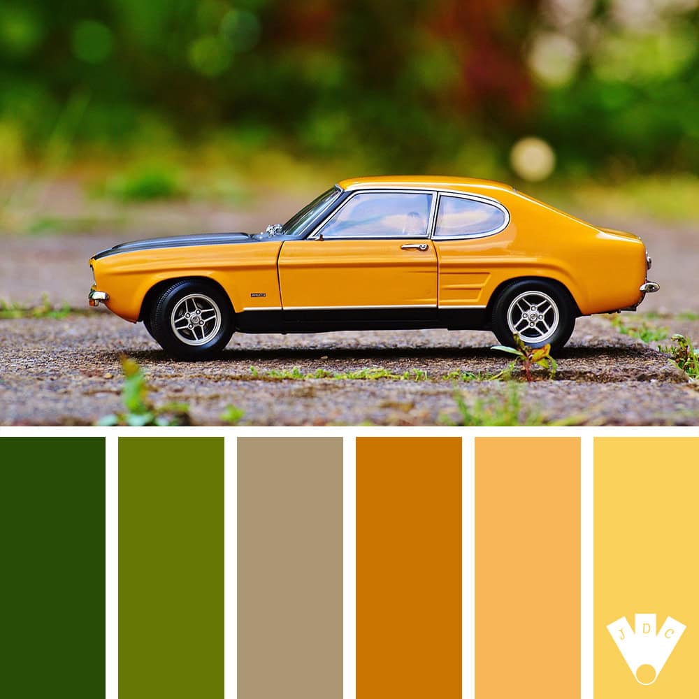 Ford Capri jaune sur fond naturel, palette de couleurs jaune, vert et beige.