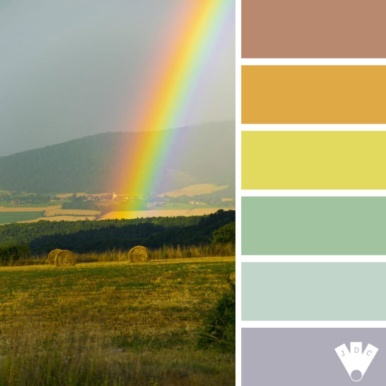 Palette de couleurs inspirée d’un arc-en-ciel sur un champ de campagne