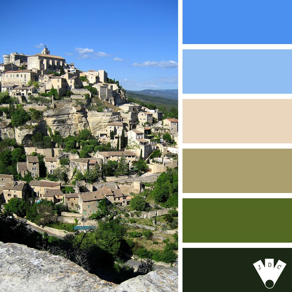 Vue du village perché de Gordes avec ses maisons en pierre et le ciel bleu du Luberon