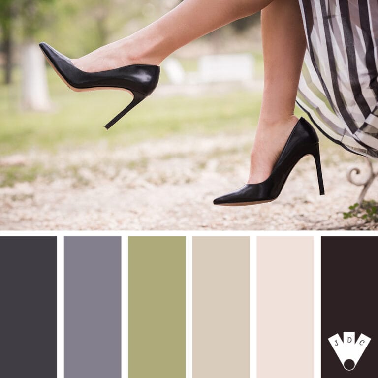 Jambes croisées portant des escarpins noirs sur fond flou de parc, palette de couleurs inspirée du chic et de la sobriété