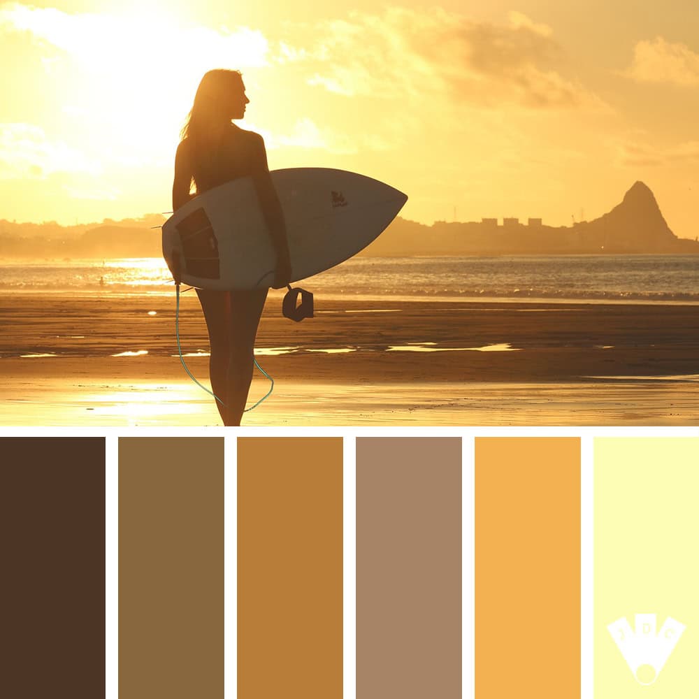Palette de couleurs inspirée d’un coucher de soleil doré avec une surfeuse sur la plage.