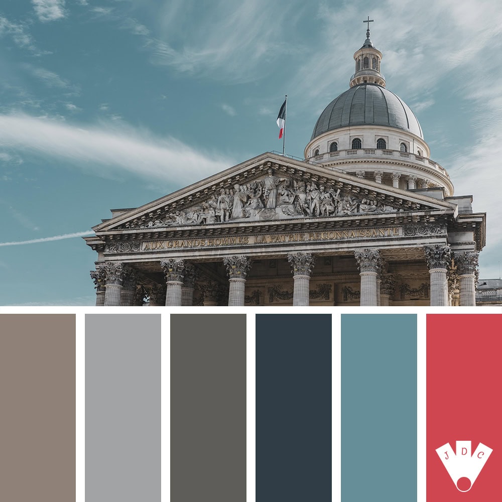 Palette de couleurs inspirée du Panthéon à Paris, avec des tons de pierre, de bleu-gris, de rouge et de ciel nuageux.
