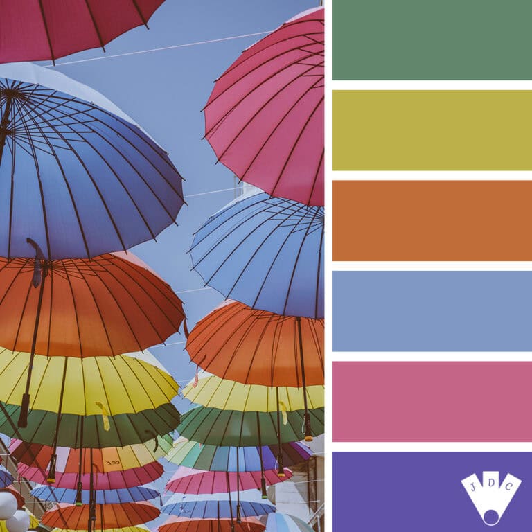color palette à partir d'une photo d'ombrelles accrochés comme décoration urbaine