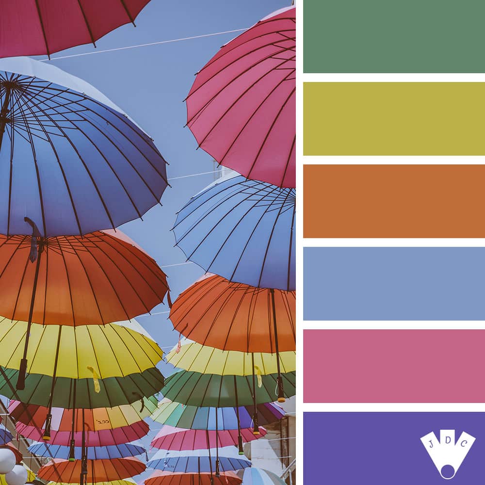 color palette à partir d'une photo d'ombrelles accrochés comme décoration urbaine