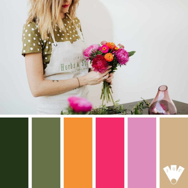 Palette de couleurs inspirée d’un bouquet de fleurs aux tons rose, orange, vert et beige, tenu par une fleuriste.