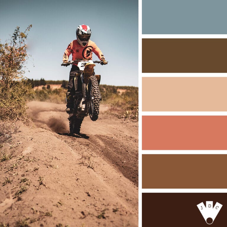 moto tout-terrain,aventure en plein air,palette couleur désert,motocross inspiration,esprit rebelle