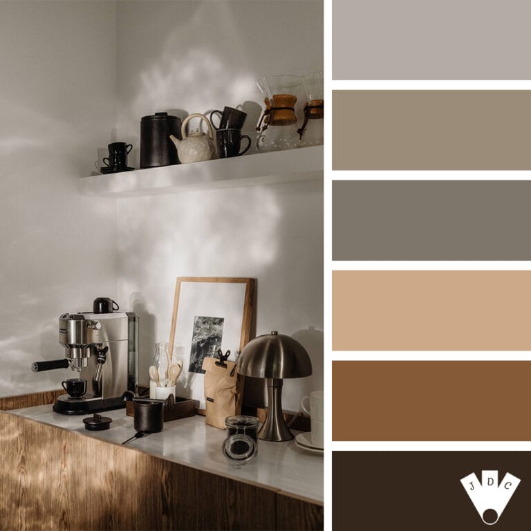 Minimaliste dans une cuisine en bois clair, éclairée par une douce lumière du matin.