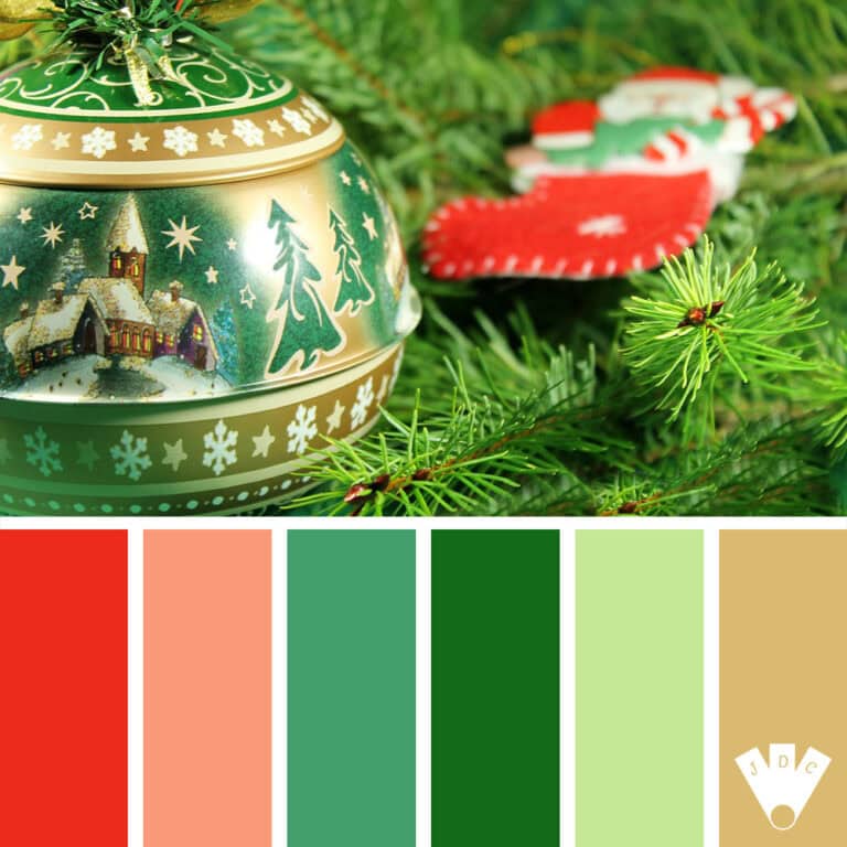 Palette de couleurs de Noël avec une boule décorée dorée, des branches de sapin et des tons rouge, vert et or.