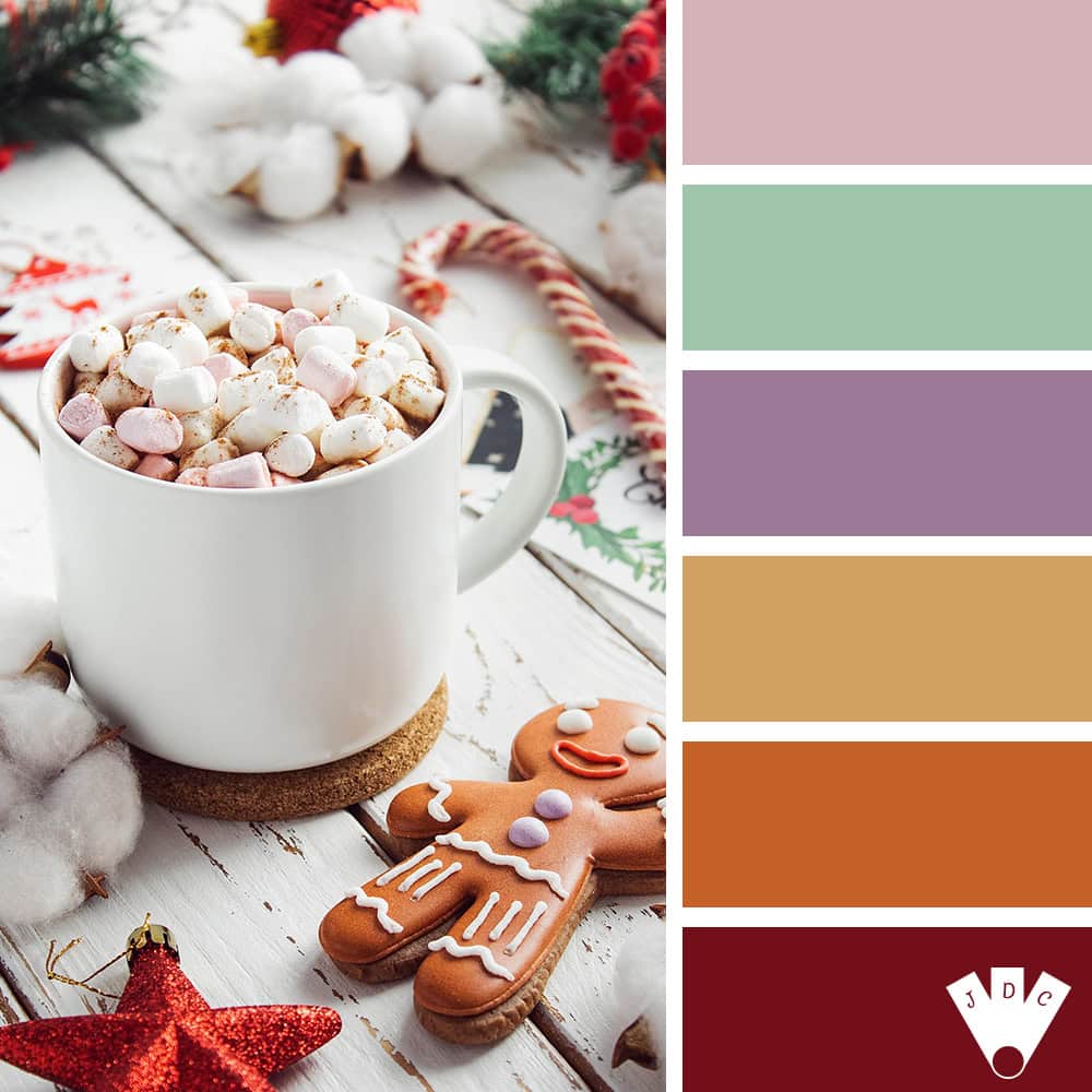 Tasse de chocolat chaud aux guimauves avec biscuit pain d’épices sur fond de décorations de Noël.