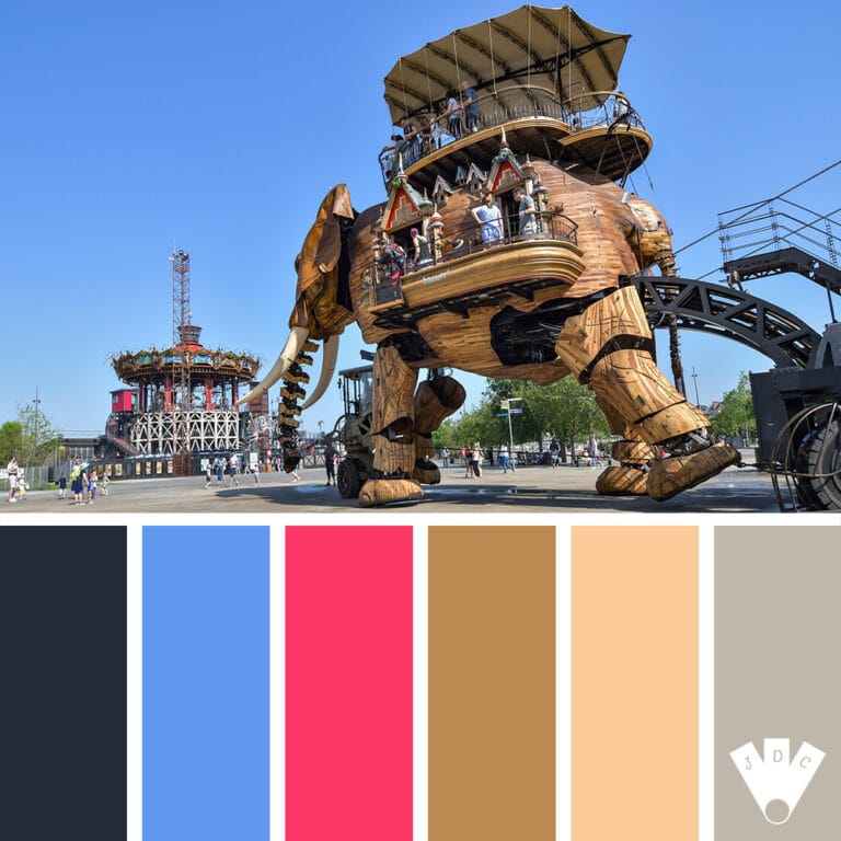 Éléphant mécanique en bois des Machines de l’île à Nantes, avec visiteurs à bord, par une journée ensoleillée.
