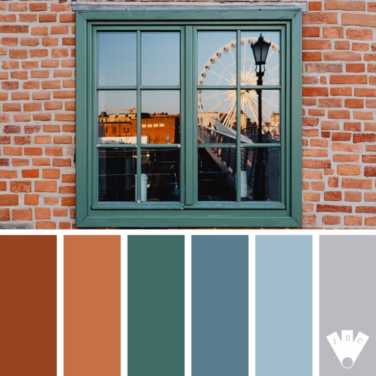 Reflet d’une grande roue dans une fenêtre verte à Gdańsk, encadrée de briques rouges, avec une palette de couleurs urbaines et contrastées.