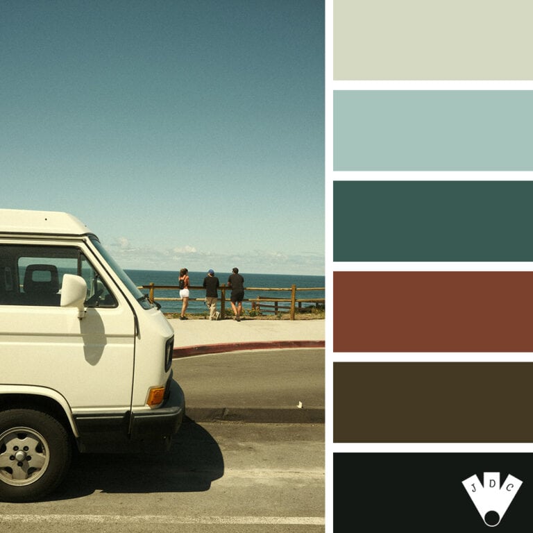 Palette de couleurs rétro inspirée d’un van blanc stationné en bord de mer sous un ciel bleu, avec trois personnes regardant l’horizon.