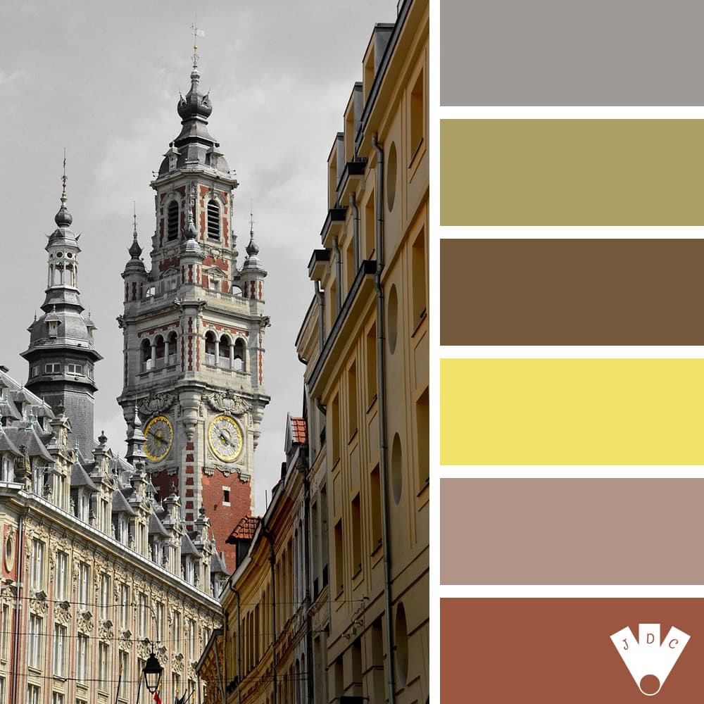 Vue du beffroi de Lille entouré de bâtiments à briques rouges et toits gris ardoise