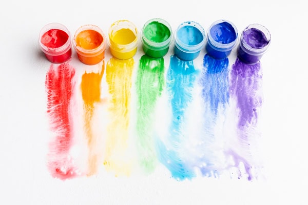 Pots de peinture aux couleurs de l'arc-en-ciel.